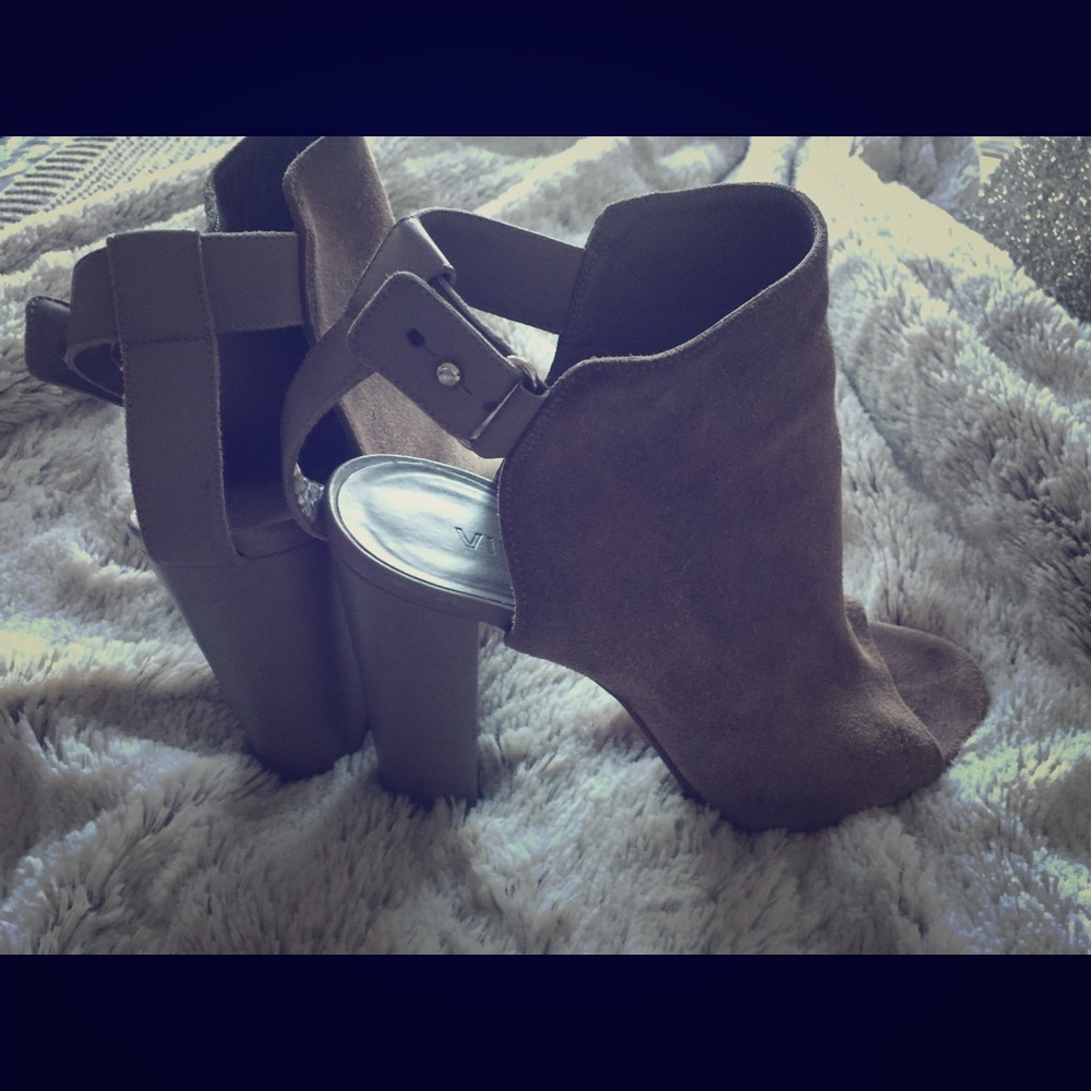 Gorg Vince suede putty colored open toed bootie - Picture 1 of 5
